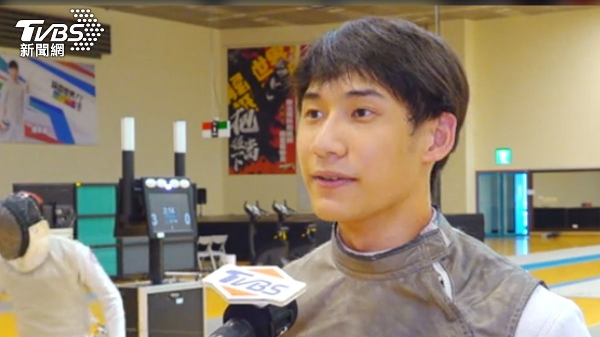 擊劍隊陳弈通備戰世大運。(圖/TVBS)