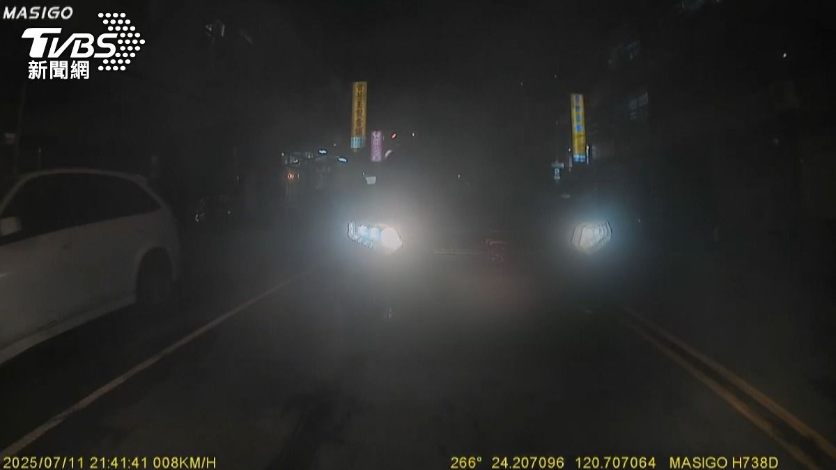 12年警察酒駕撞車 孕婦嚇到「差點臨盆」。(圖/TVBS)