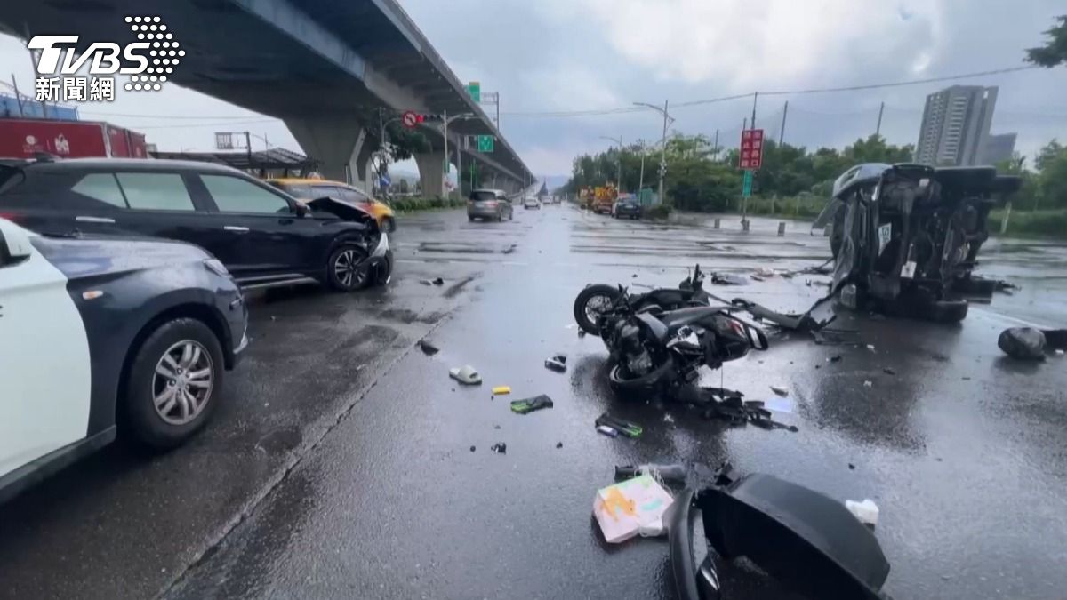 休旅車駕駛闖紅燈 撞上對向車害機車解體。(圖/TVBS)