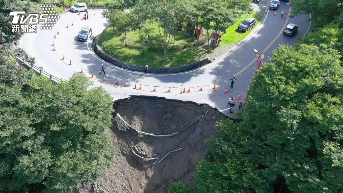 台14線往霧社道路淘空坍方空拍畫面,僅剩單線車道可通行。(圖/埔里工務段)