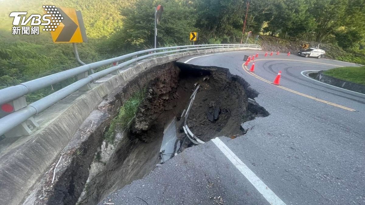 台14線往霧社道路淘空坍方,僅剩單線車道可通行。(圖/埔里工務段)