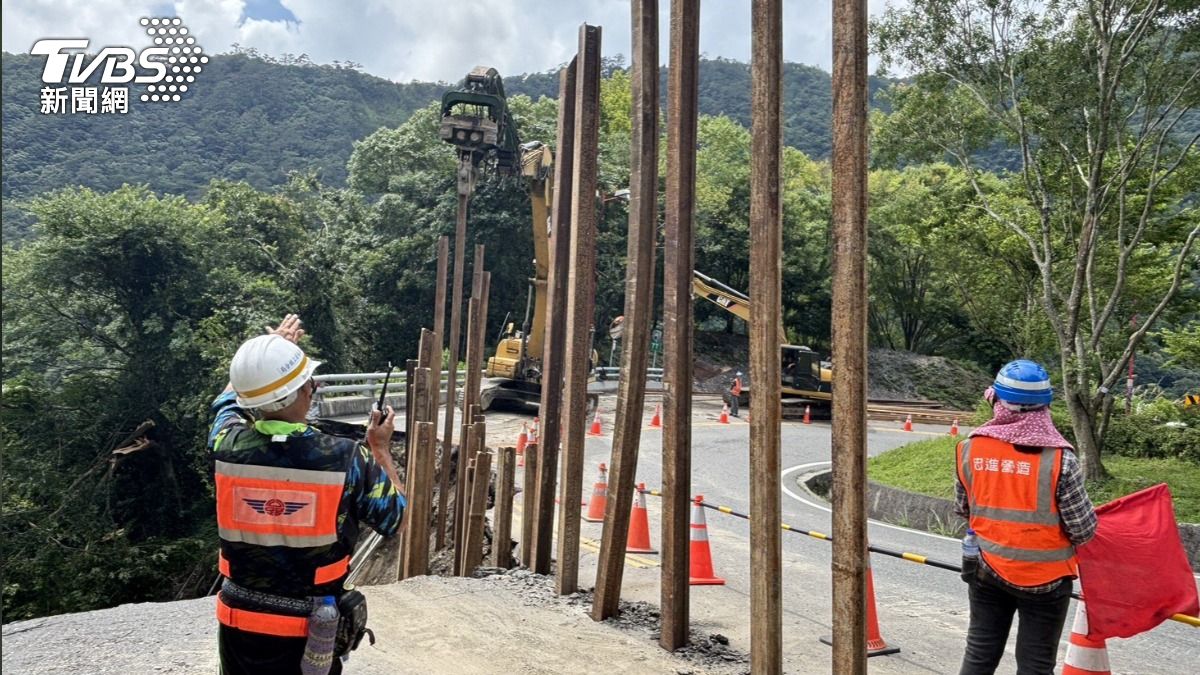 台14線往霧社道路淘空工務段人員全力搶修。(圖/埔里工務段)