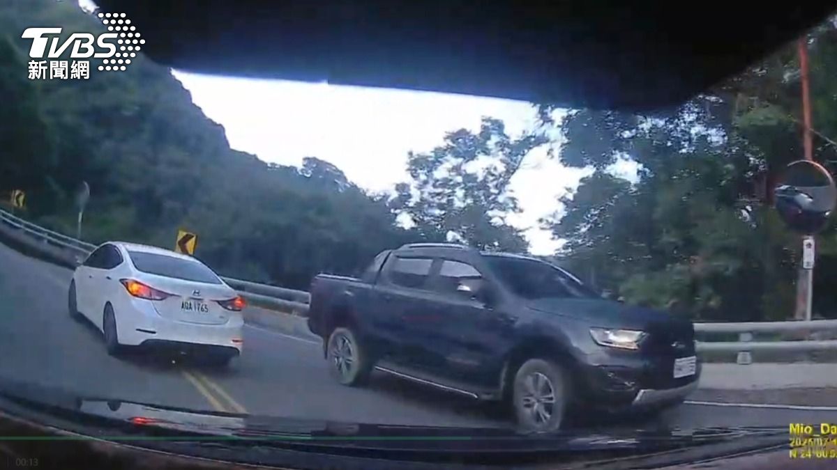 熱心的皮卡車駕駛逆向擋在坍方處前方防止意外發生。(圖/TVBS)