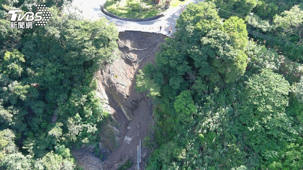 台14線埔霧公路淘空,空拍畫面。(圖/埔里工務段)