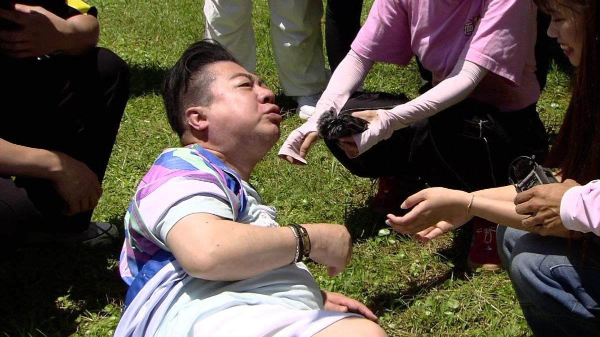 董至成突被吐口水!脫稿大罵參賽者 籃籃親密接觸崩潰畫面流出