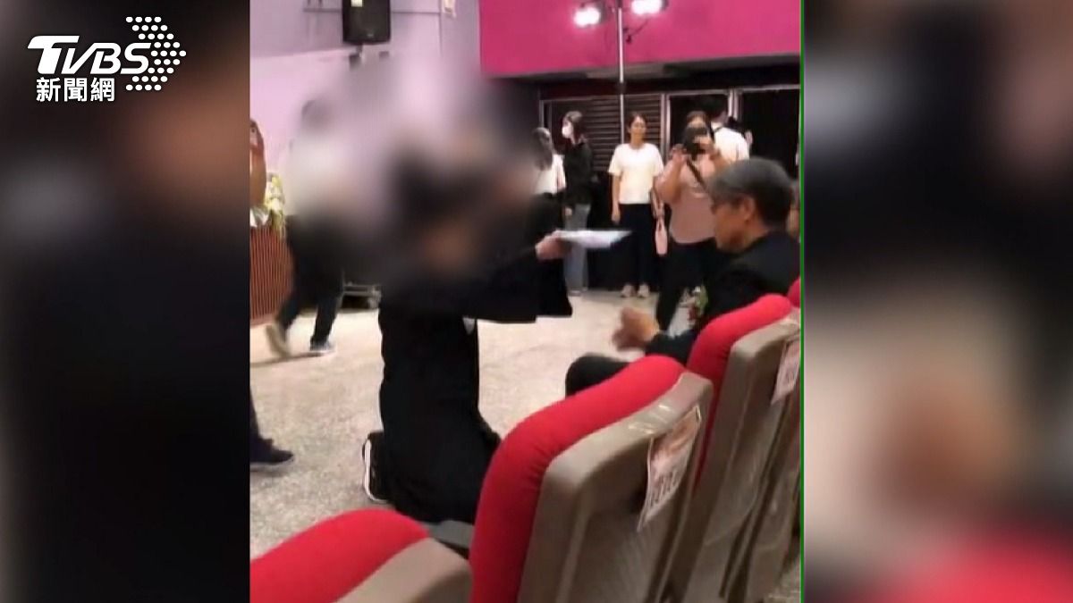 女生畢業典禮跪求救!控教授長期言語霸凌 「穿過比基尼」詢問令她噁心。(圖/TVBS)
