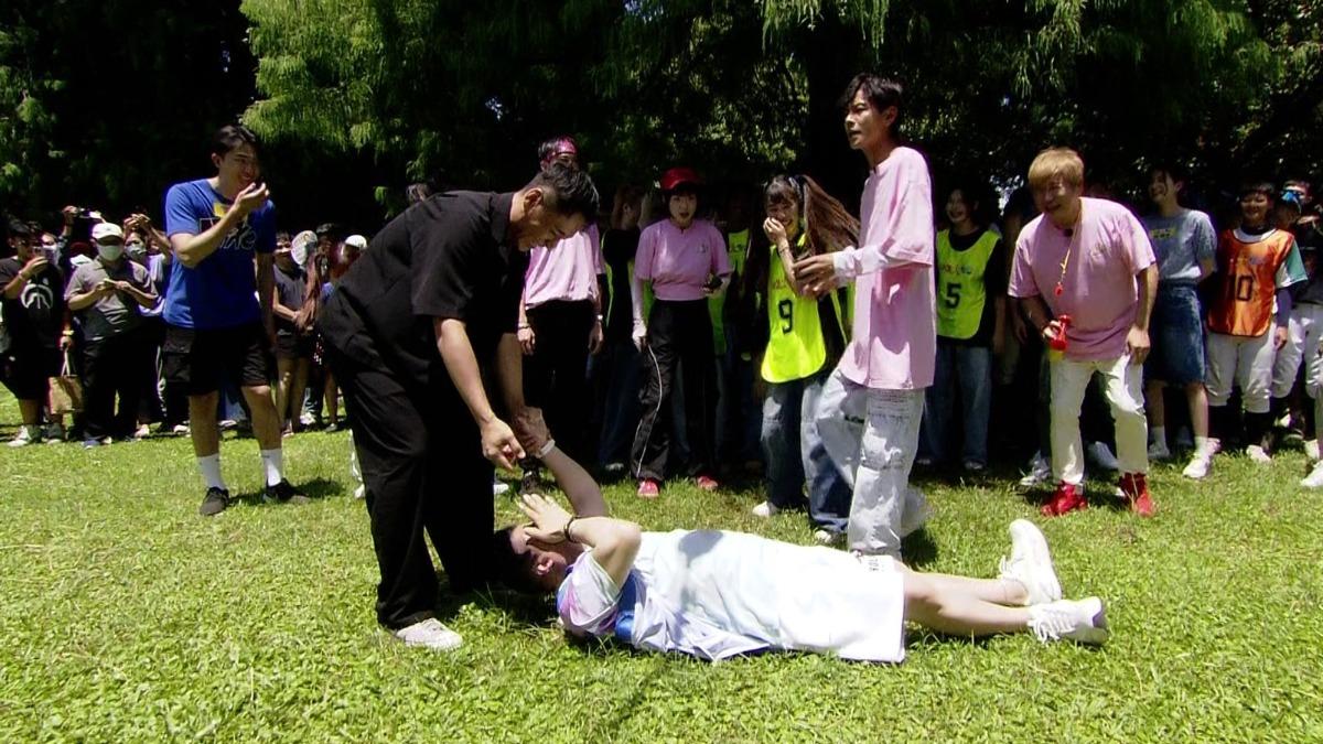 董至成因被吐口水大罵。(圖/民視提供)