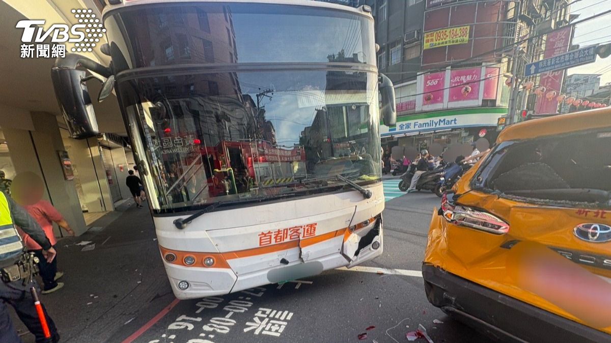 新北中和4車連環撞 54歲婦人卡公車底送醫不治
