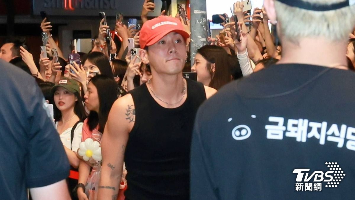 權氏兄弟率先入席。(圖/趙世平攝)