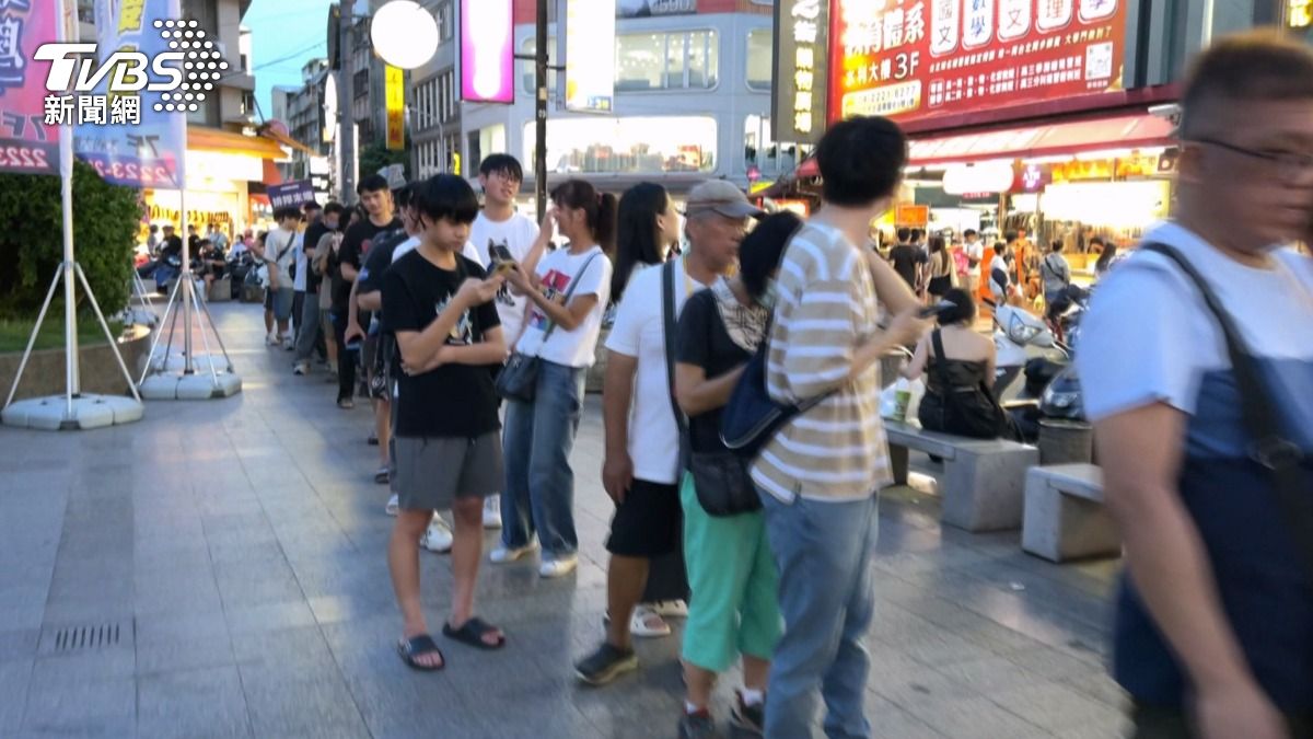 電競粉瘋搶雞排 排隊人龍超過三路口。(圖/TVBS)