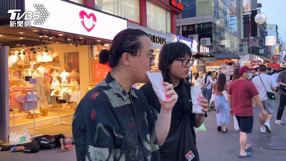 《英雄聯盟》台隊奪佳績 2000粉排隊領雞排。(圖/TVBS)