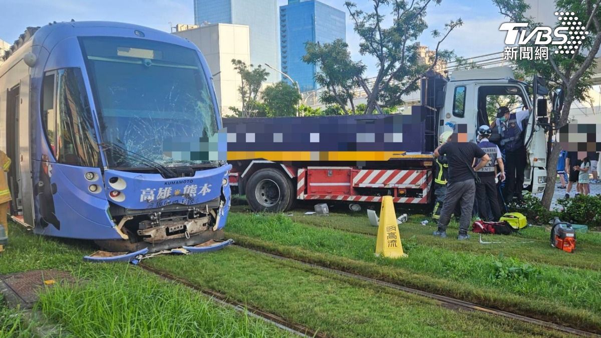 高雄輕軌開通最嚴重車禍，擦撞工程車釀7人傷（圖／TVBS）