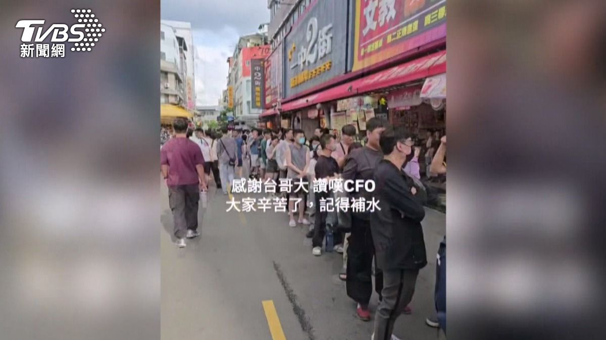 電競戰隊打入六強 台中雞排排到天黑。(圖/TVBS)