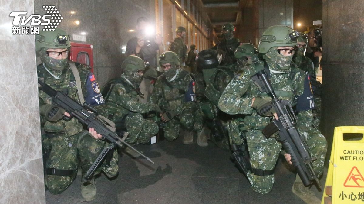 為確保台北政經中樞安全,憲兵於凌晨1時與台北市政府、台北捷運公司等單位合作,運用捷運等地下化設施,執行兵力和物資轉用演練。(圖/陳冠宇攝)