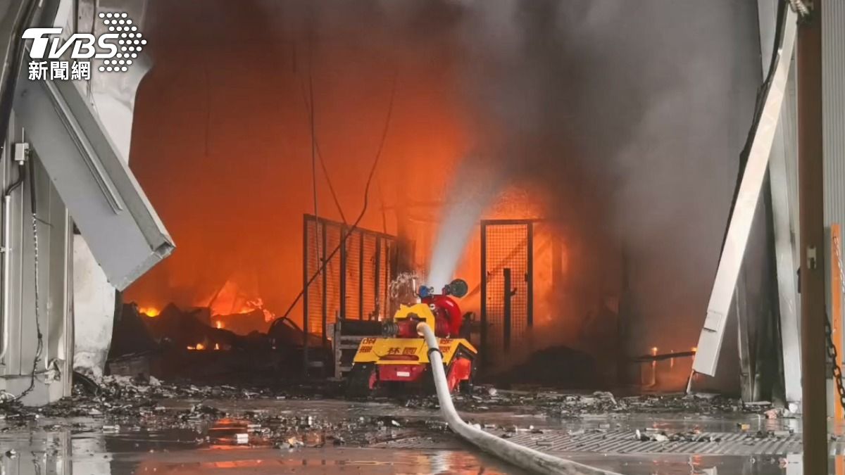 快訊/全台首座超級電池工廠火災 台泥三元內部烈焰、空拍畫面曝