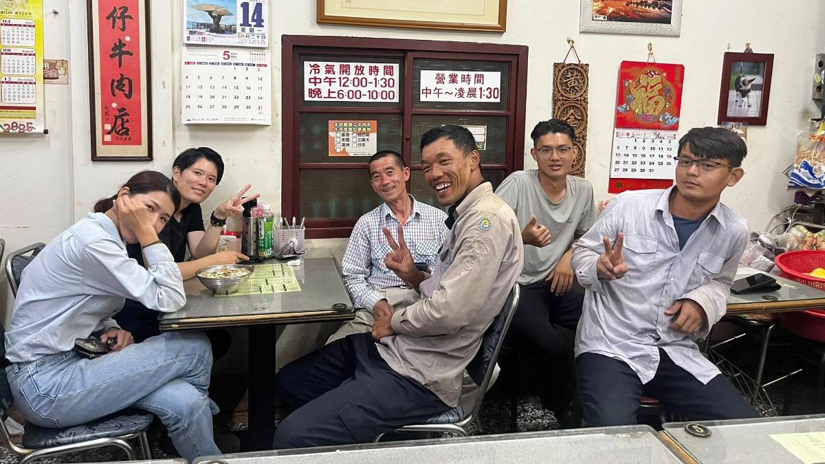 台電人員用完餐後還要繼續返工搶修至12點,接著回公司備料至2點才能休息,相當辛苦。(圖/翻攝自臉書社團學甲之美)