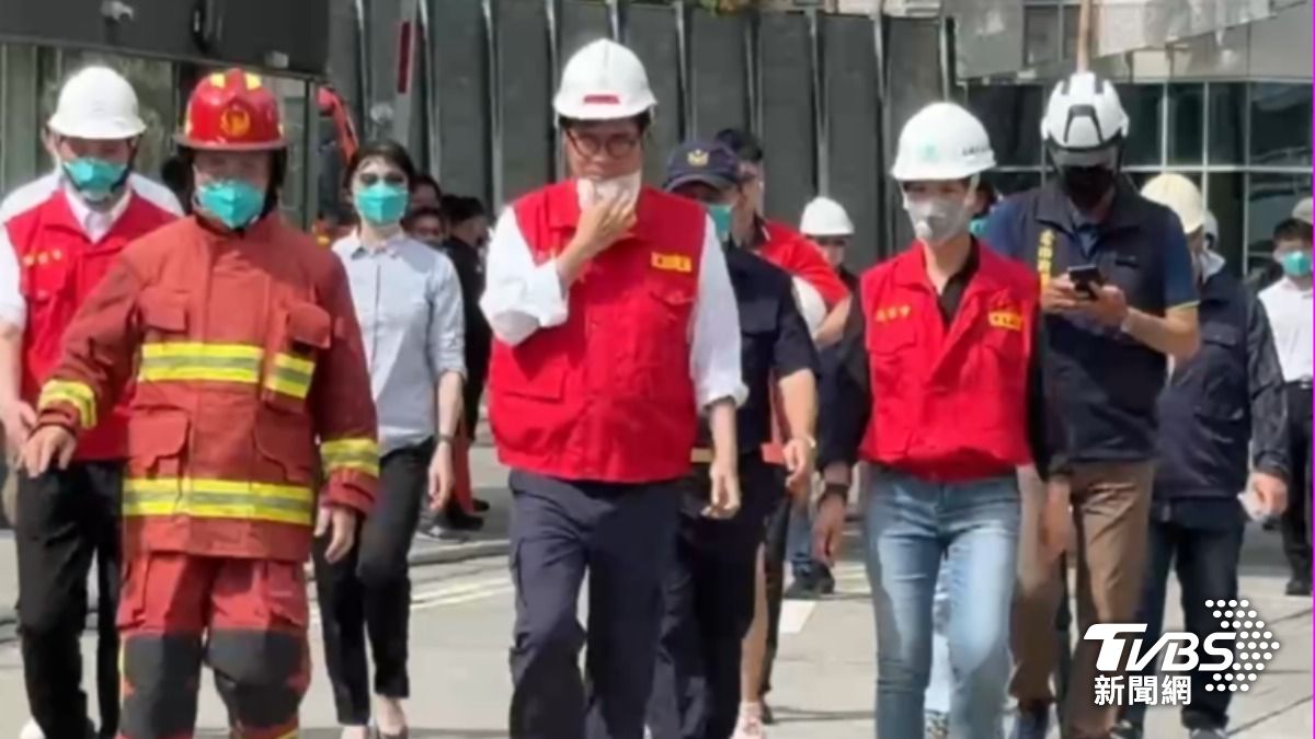高雄市長陳其邁得知後取消原訂行程並趕往火警現場坐鎮。(圖/TVBS)