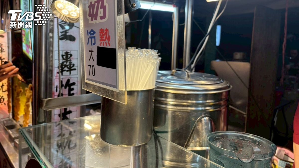 大多民眾還是習慣使用塑膠吸管與紙杯。（圖／張庭暄攝）