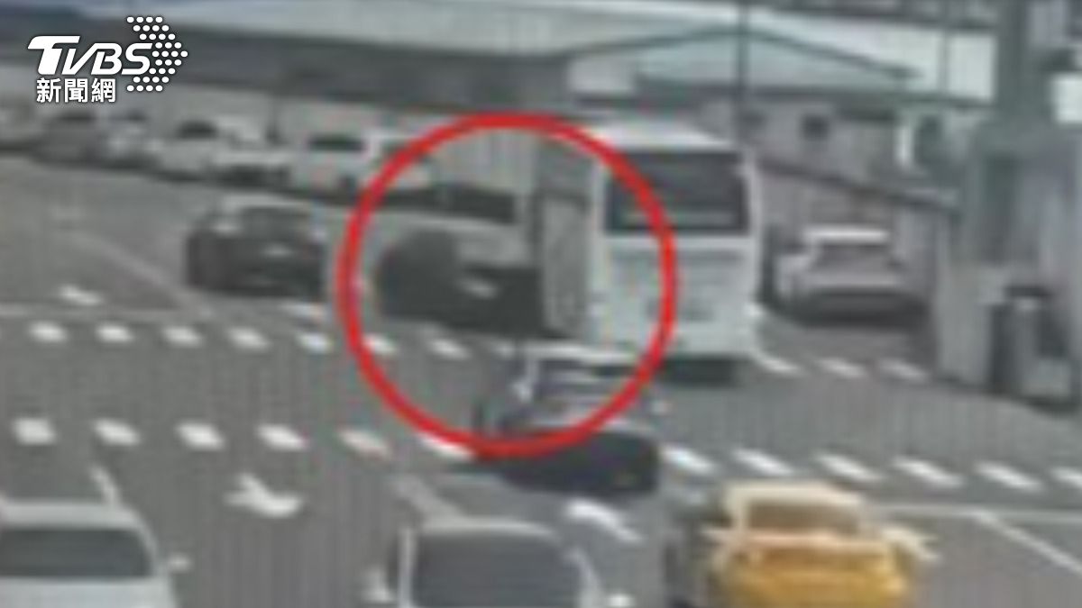 遊覽車載著19名日籍旅客客，遭小客車逆向衝撞。（圖／TVBS）