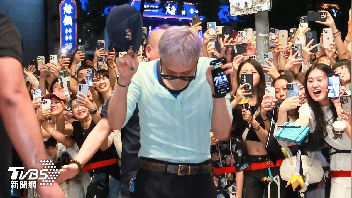嚇到!慶功餐廳外湧千人,GD現身「耍帥」。(圖/趙世平攝)