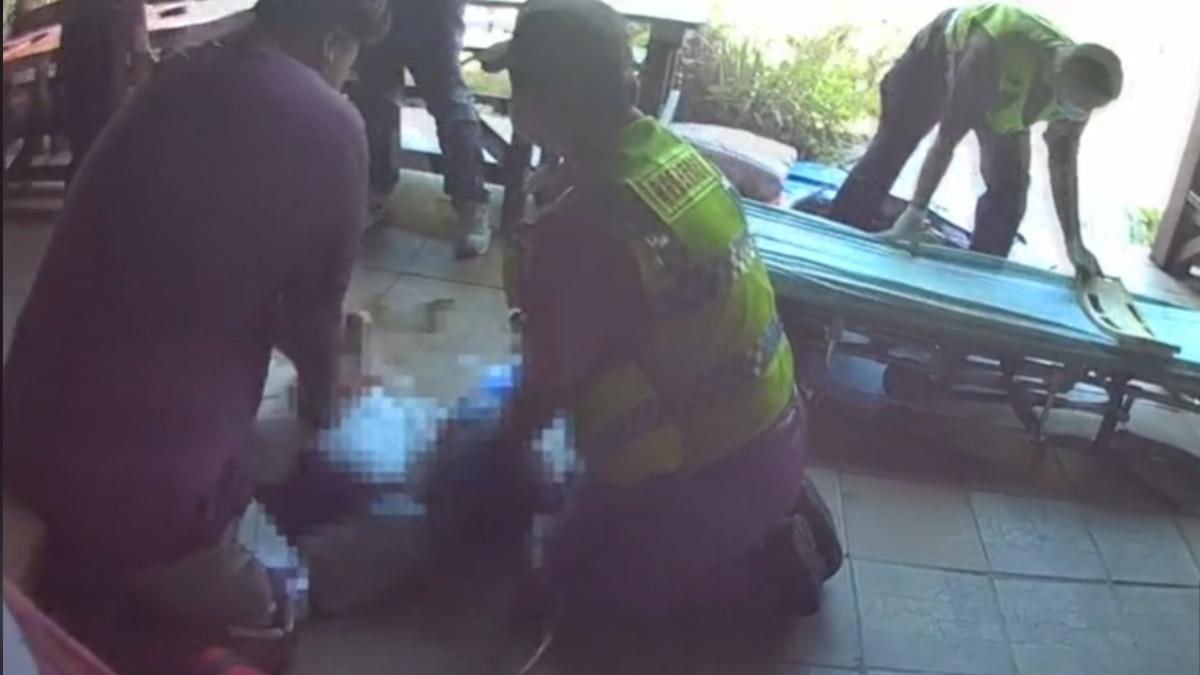 南投水里虎頭蜂螫,6旬男割草痛喊不行啦。(圖/水里消防分隊提供)