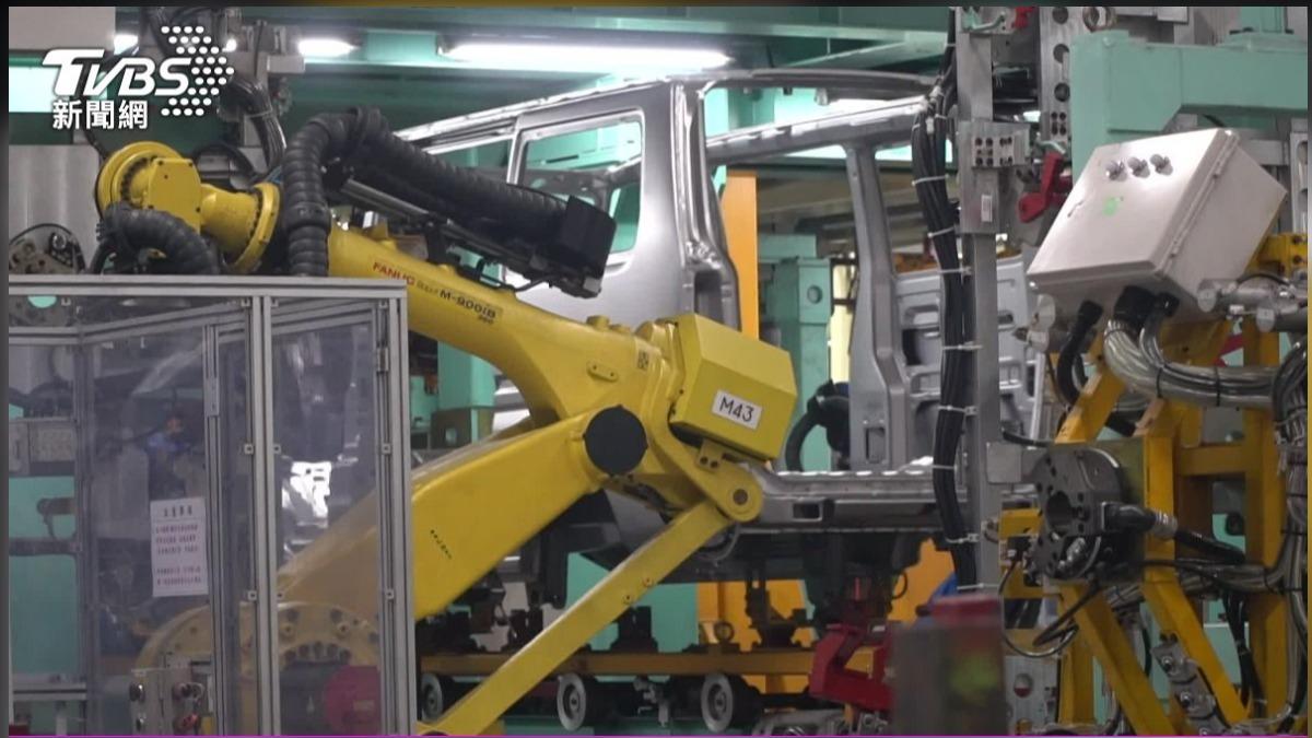 車市冷清，買家都在等降價，領牌數大減。（圖／TVBS） 