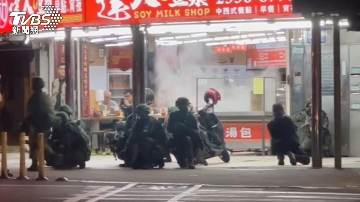配合漢光演習,憲兵騎樓機動,突然衝到豆漿店門口,民眾雖然一度驚訝,仍淡定吃宵夜。(圖/TVBS)