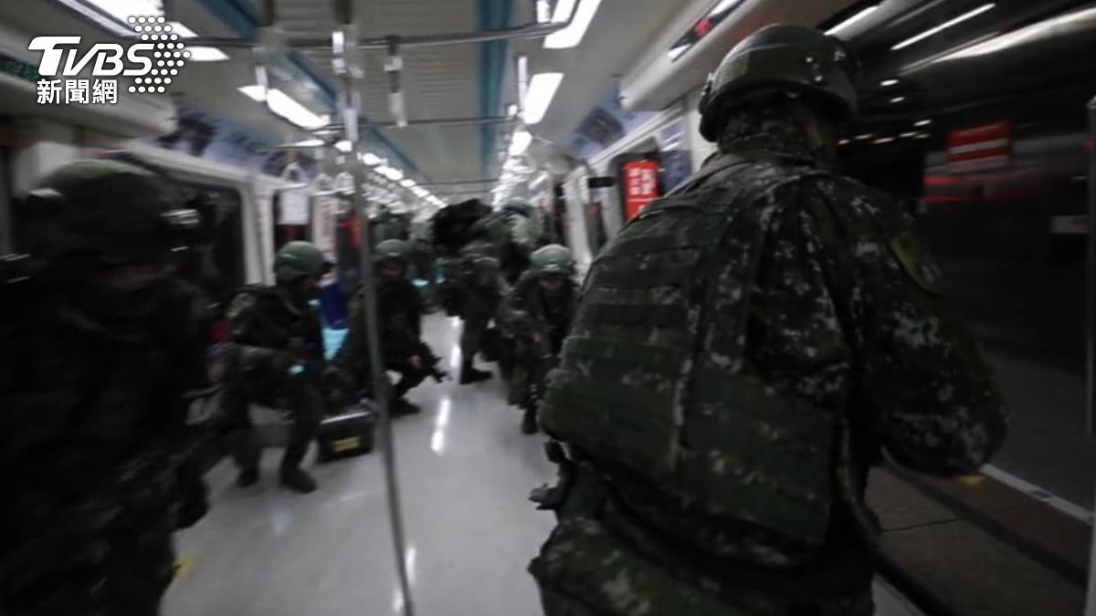 漢光演習進入第六天,憲兵和陸軍今天(14日)凌晨一點半搭乘台北捷運運送武器彈藥,驗證利用地下道運輸的可行性。(圖/國防部)