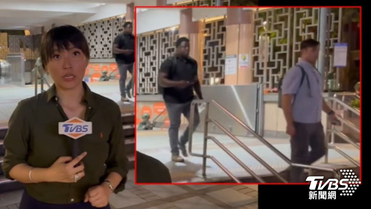 TVBS記者連線到一半,獨家捕捉至少兩名美方觀察員走出捷運站,疑似盯場指導。(圖/TVBS)