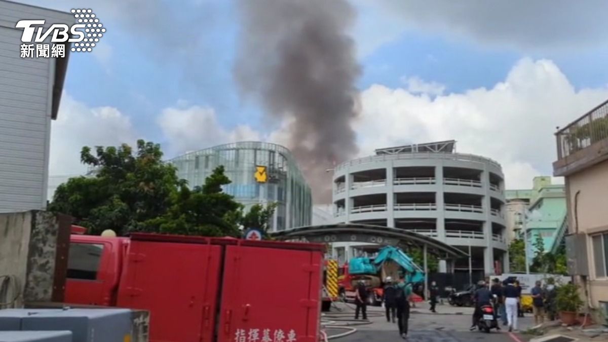 鋰電池工廠爆炸起火,環保局測出「氫氟酸」外洩,居民憂中毒。(圖/TVBS)