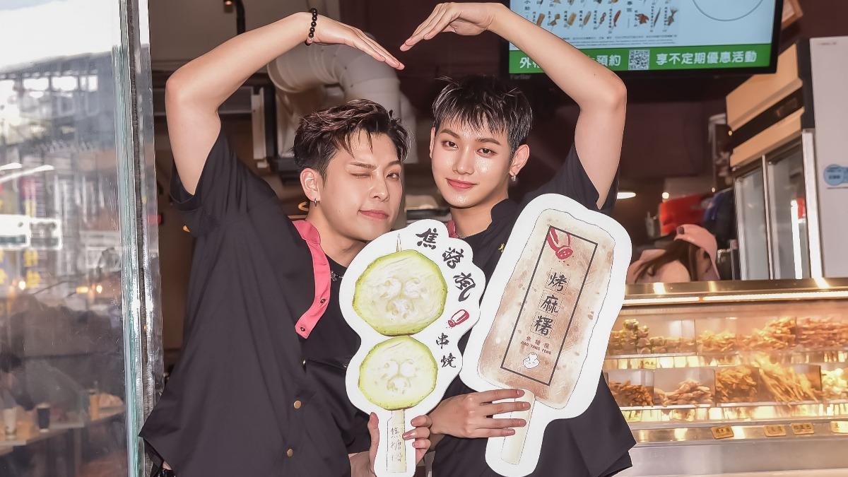 洪暐(左)、李定擔任一日店長。(圖/焦糖楓提供)