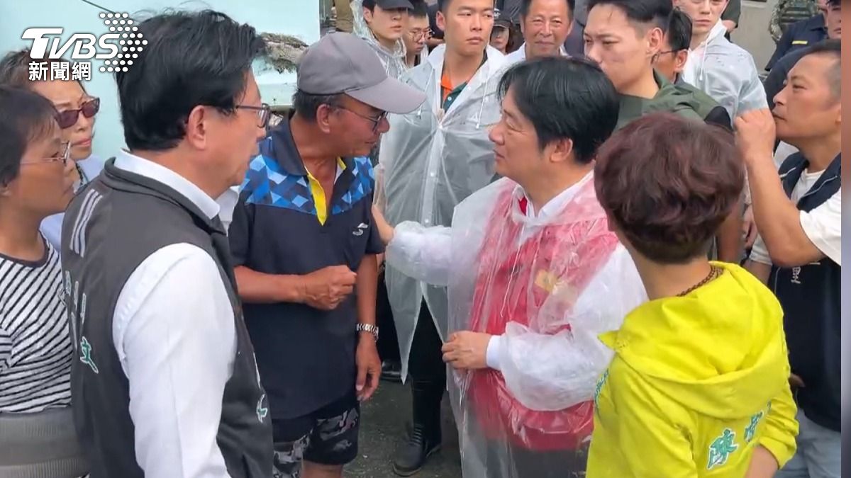 老翁爬屋頂修災損猝死 賴清德「要自己爬」惹議(圖/TVBS)