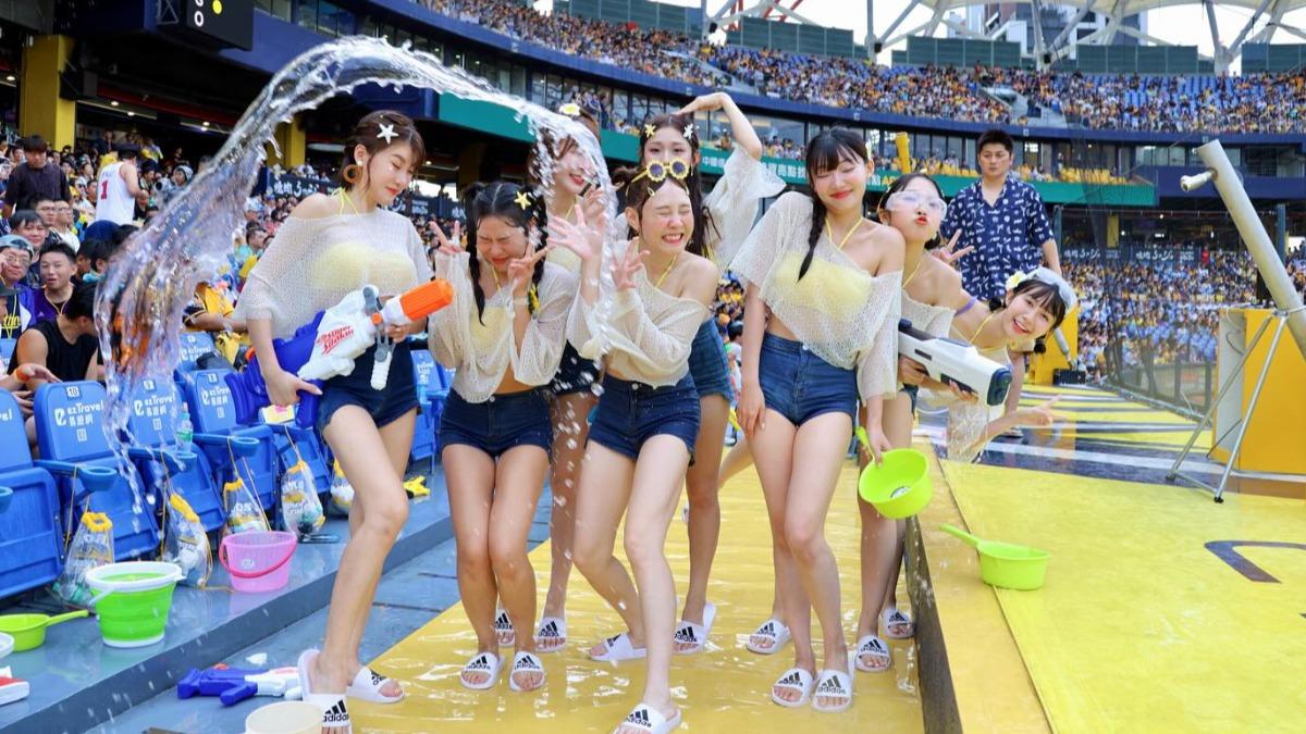 中信兄弟主題日「涼水祭」,兩天吸引超過2萬人次進場看球。(圖/翻攝Passion Sisters中信兄弟啦啦隊)