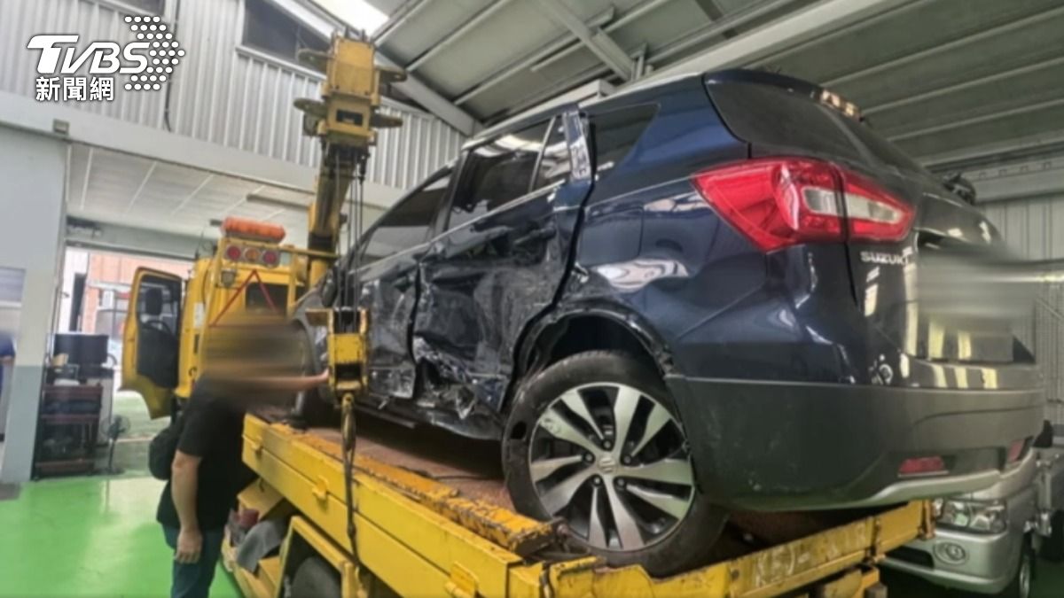被撞的車輛左側身被撞爛。（圖／TVBS）