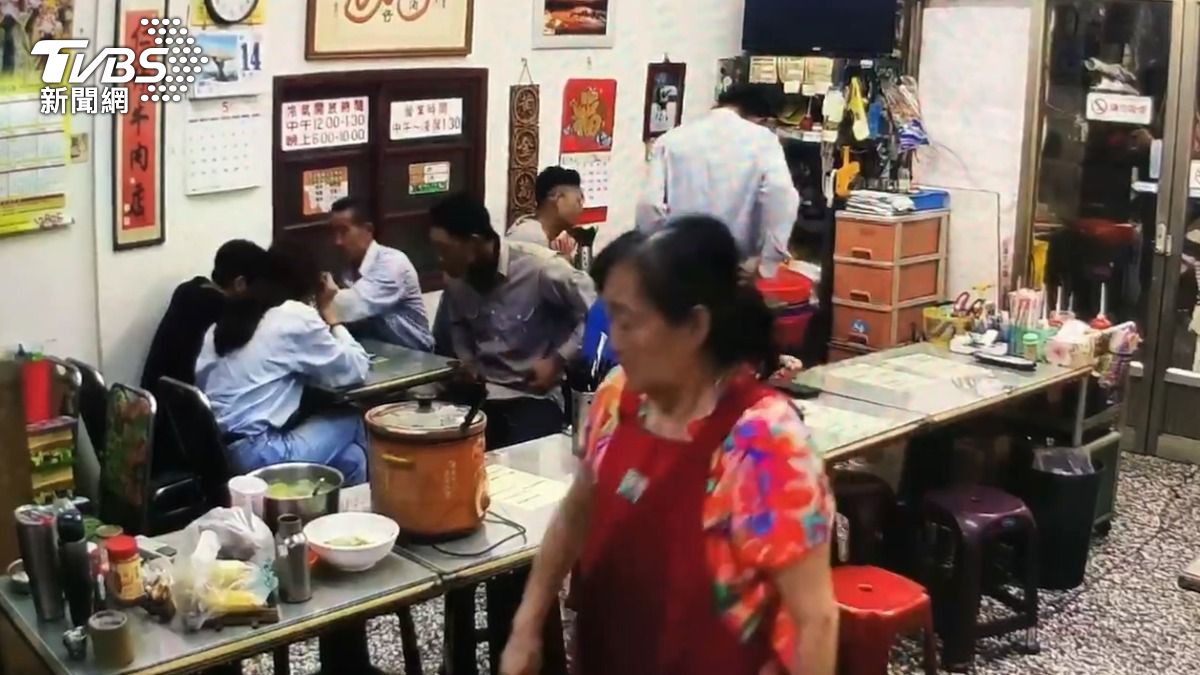 台南學甲區一家牛肉麵店,13號晚上九點多,台電人員中場休息來用餐,遇到暖心民眾幫忙結帳。(圖/TVBS)