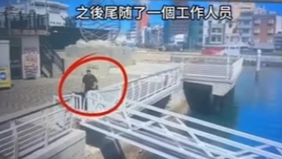 男子偷船行徑全被監視器拍下。(圖/業者提供)