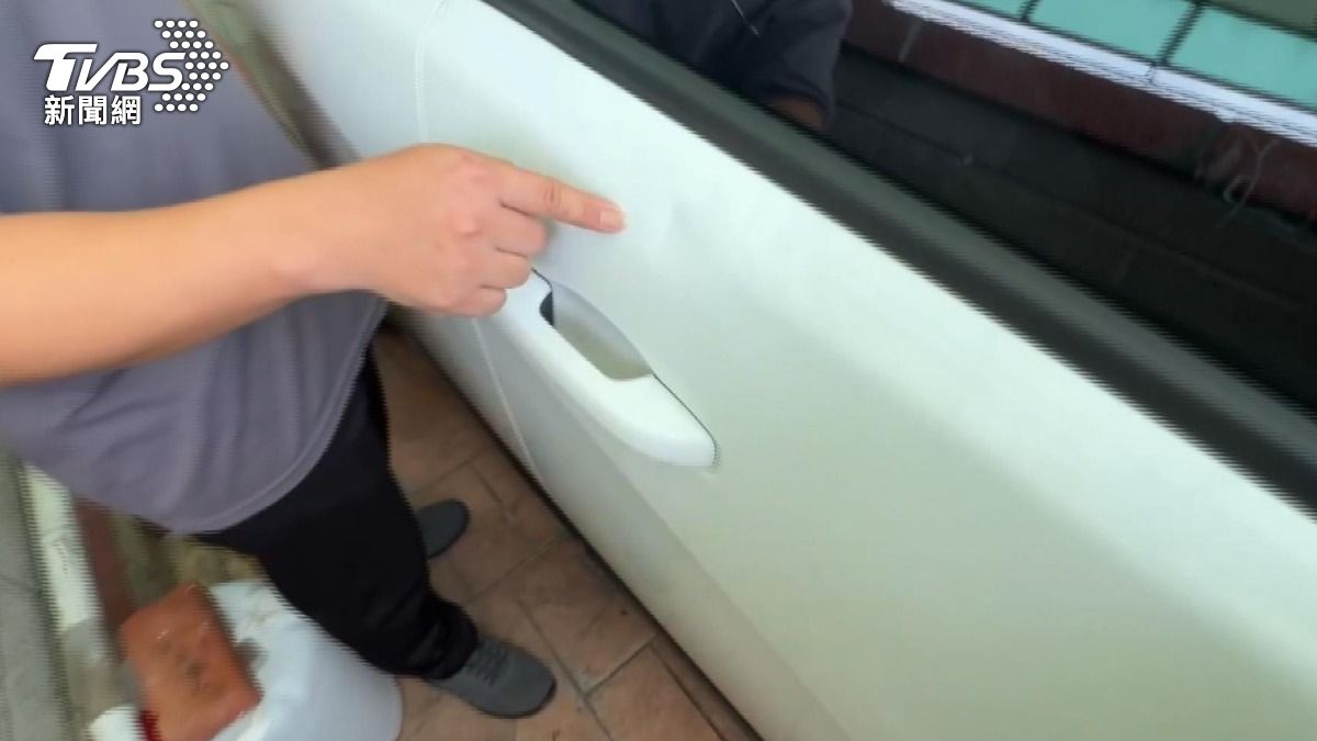 他指著車上的鈑金凹痕說,鄰居從圍牆邊拿棍子直接砸向他的車。(圖/當事人提供)