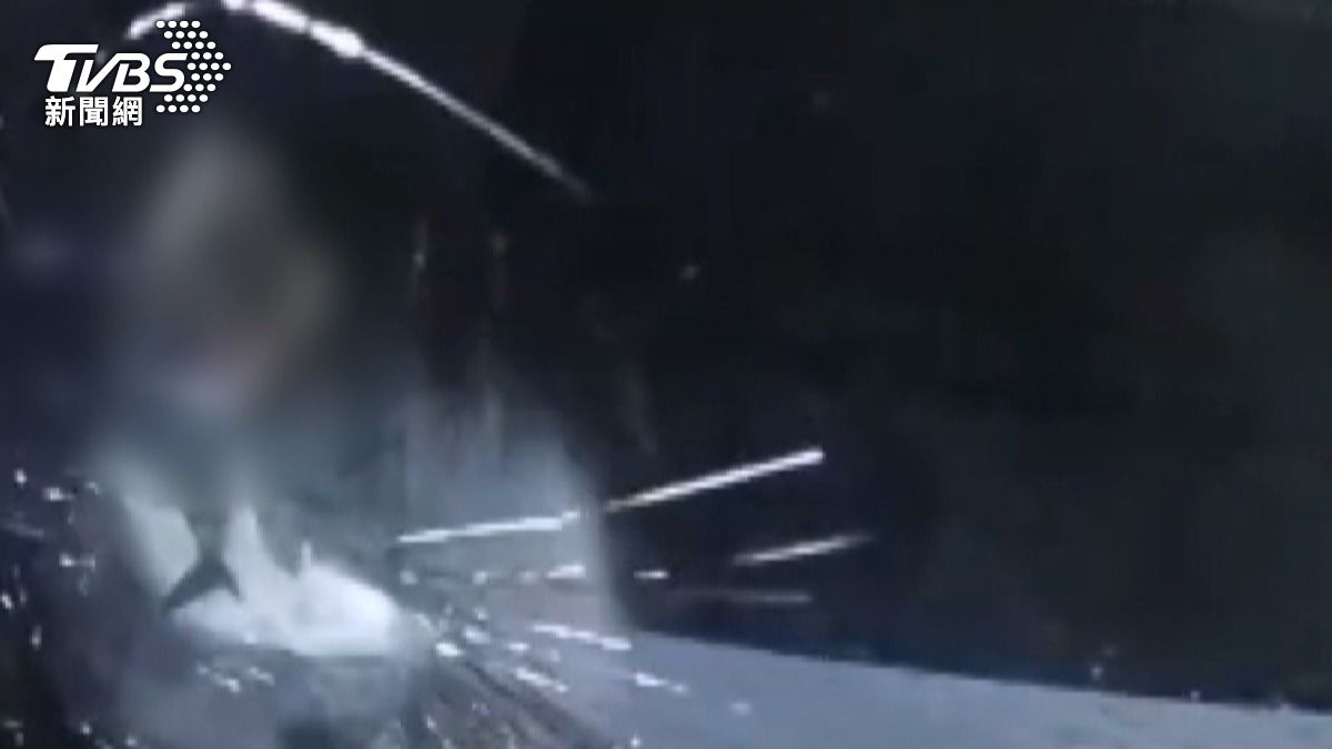 5惡煞攔車砸,司機嚇得立即開車衝往派出所報案。(圖/翻攝社會事新聞影音)