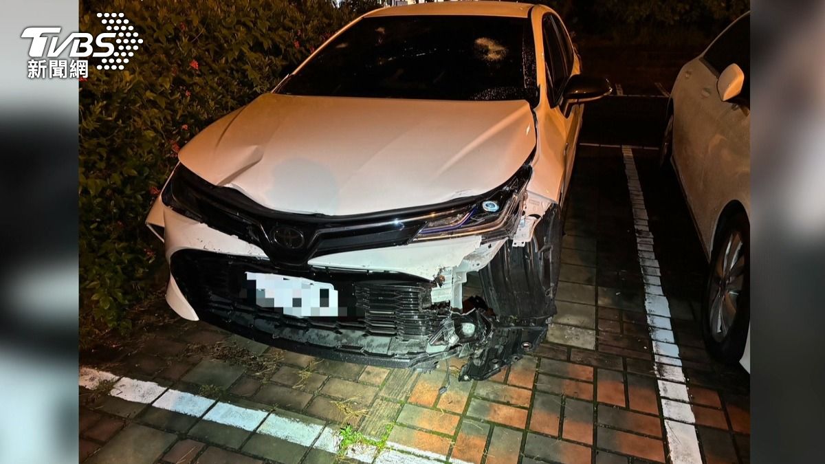 無辜的白牌計程車,遭多名惡煞攔截並猛烈砸車。(圖/TVBS)