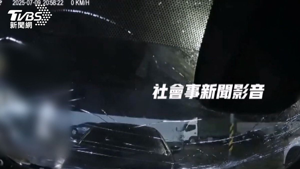 兩男欠315萬,白牌車遭球棒猛砸擋風玻璃碎裂。(圖/翻攝社會事新聞影音)