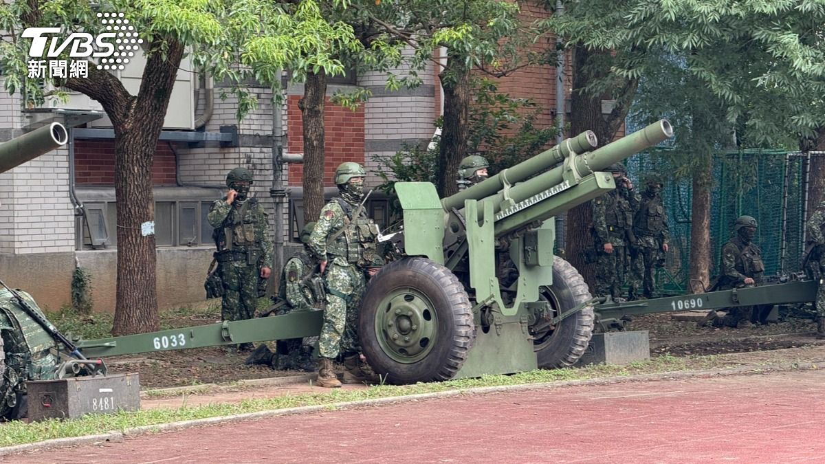 教召官兵進行105公厘榴彈砲射擊演練。(圖/李明輝攝)