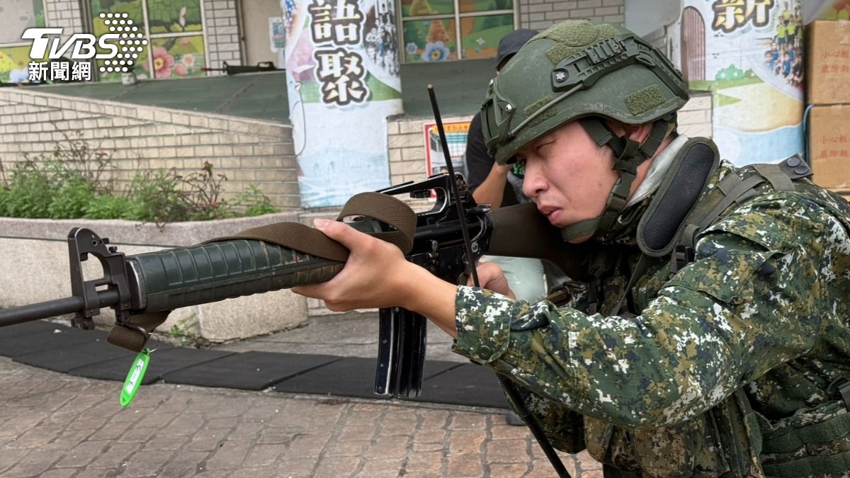 教召官兵學習射擊姿勢變換演練。(圖/李明輝攝)