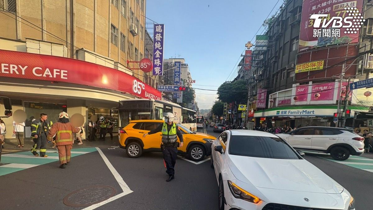 公車失控追撞4車,造成1名婦人傷重不治。(圖/TVBS)