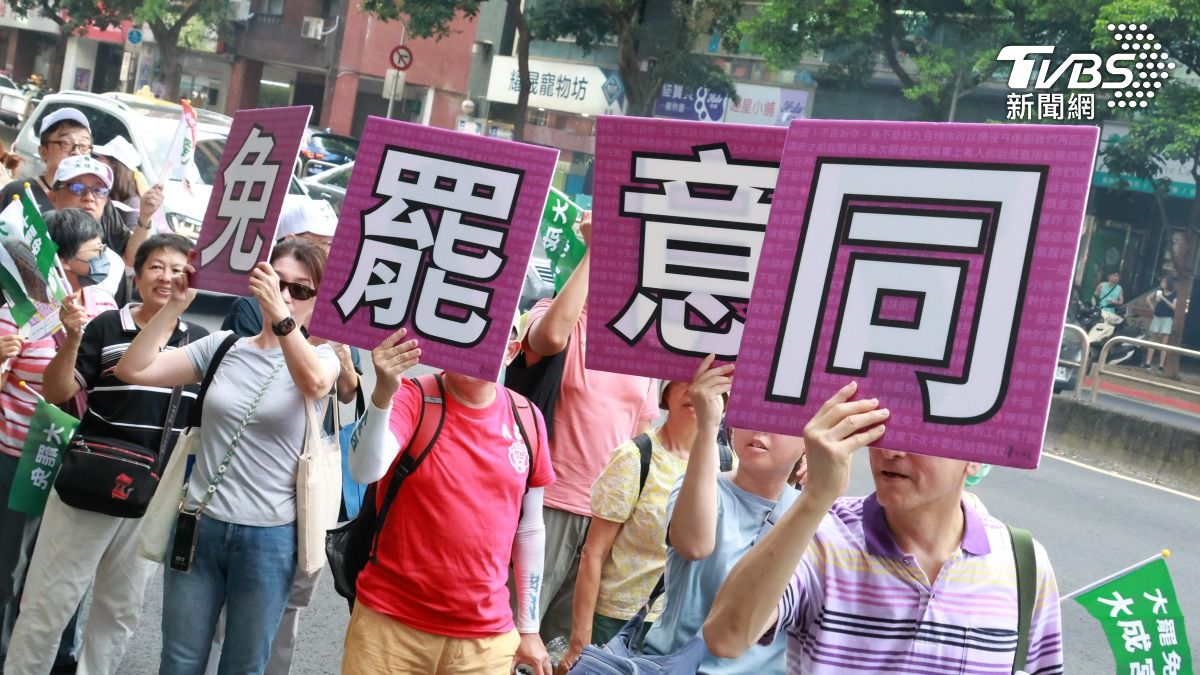 男子嗆罷團志工「要不要我潑妳」還挑釁1打4 遭起訴