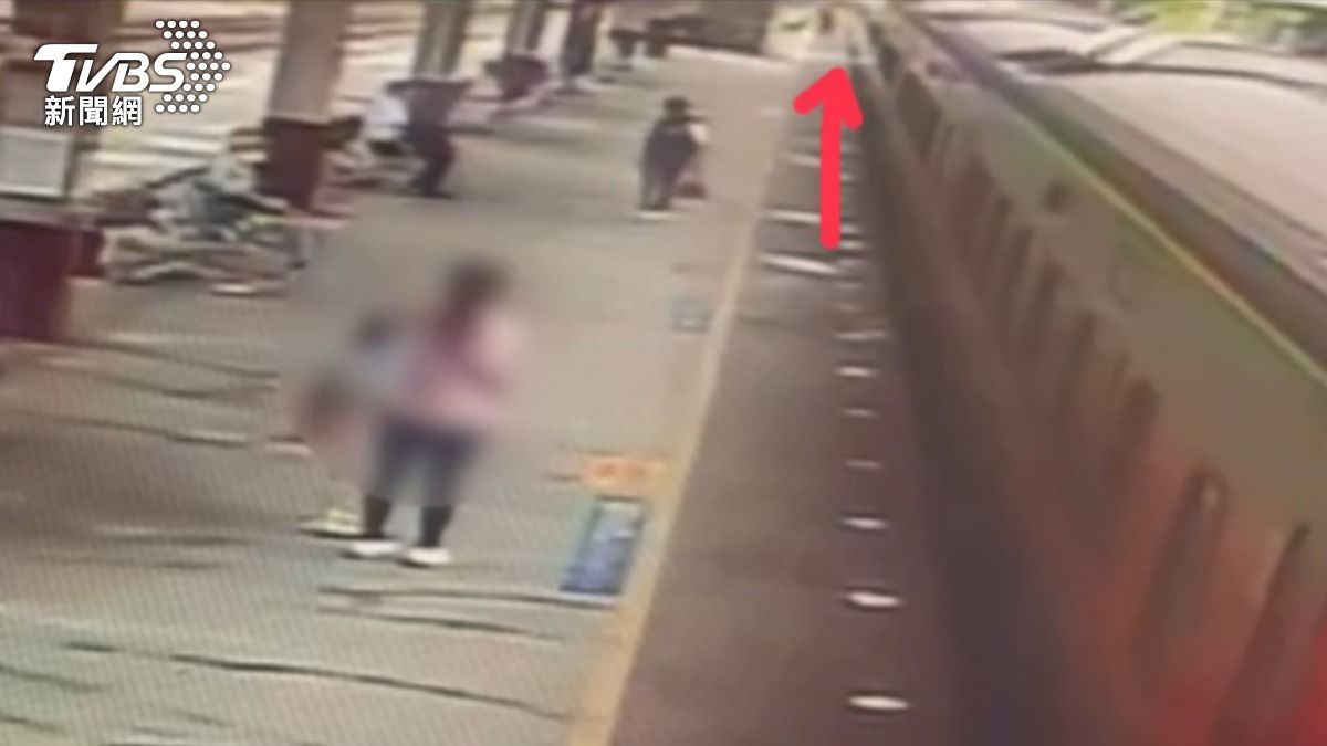 成龍是你?乘客攀自強號車廂 卡夾縫「樹林搭到板橋」