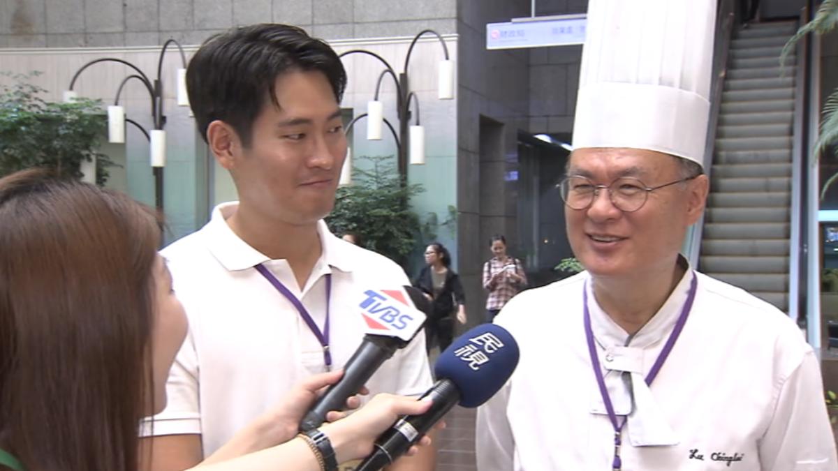 《黑白大廚》中的名廚呂敬來與兒子小隆一同現身2025台北牛肉節記者會。(圖/TVBS)
