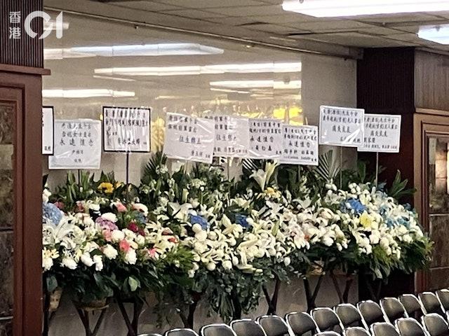 唐佳、雪妮夫婦的生前好友們也在喪禮送上花牌，表達懷念。（圖／香港01）