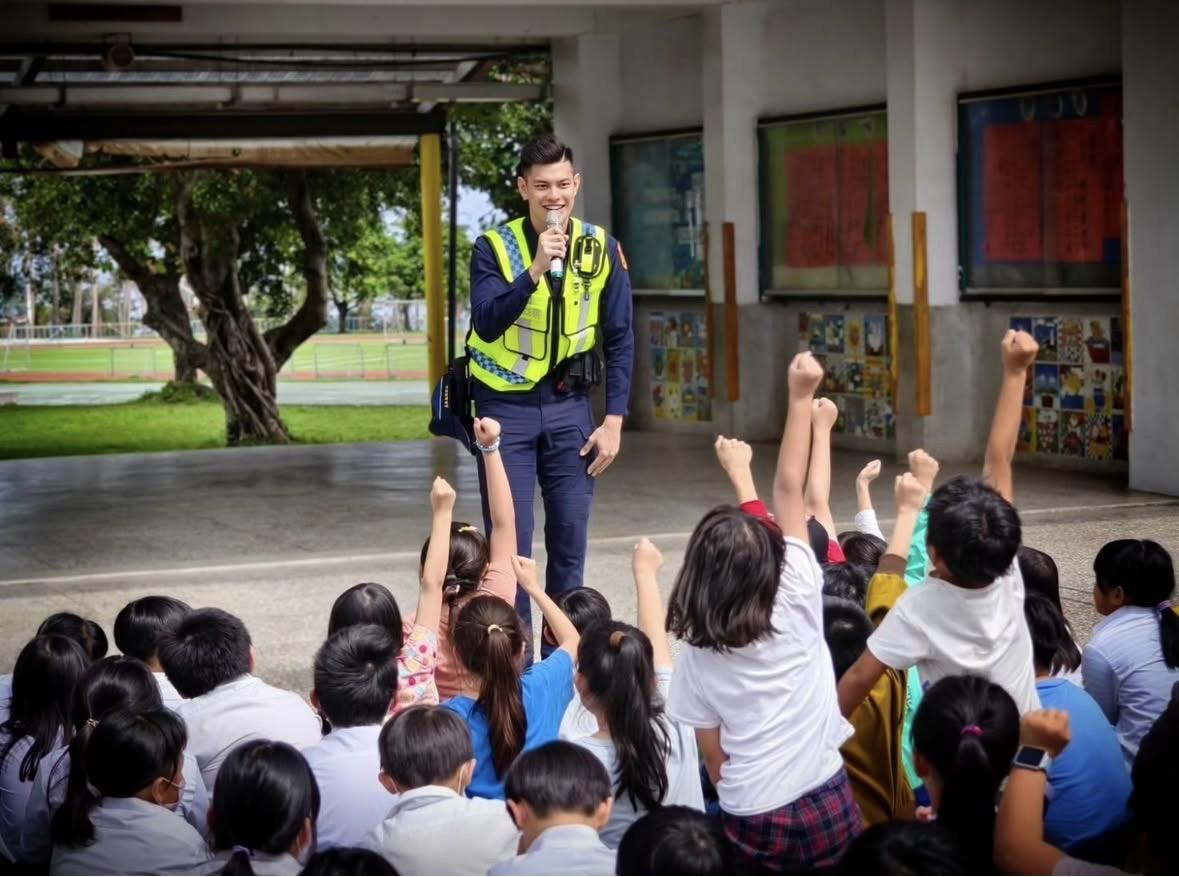 演出話劇教導成功鎮成功國小孩子交通安全知識。(圖/翻攝自吳念橋IG)