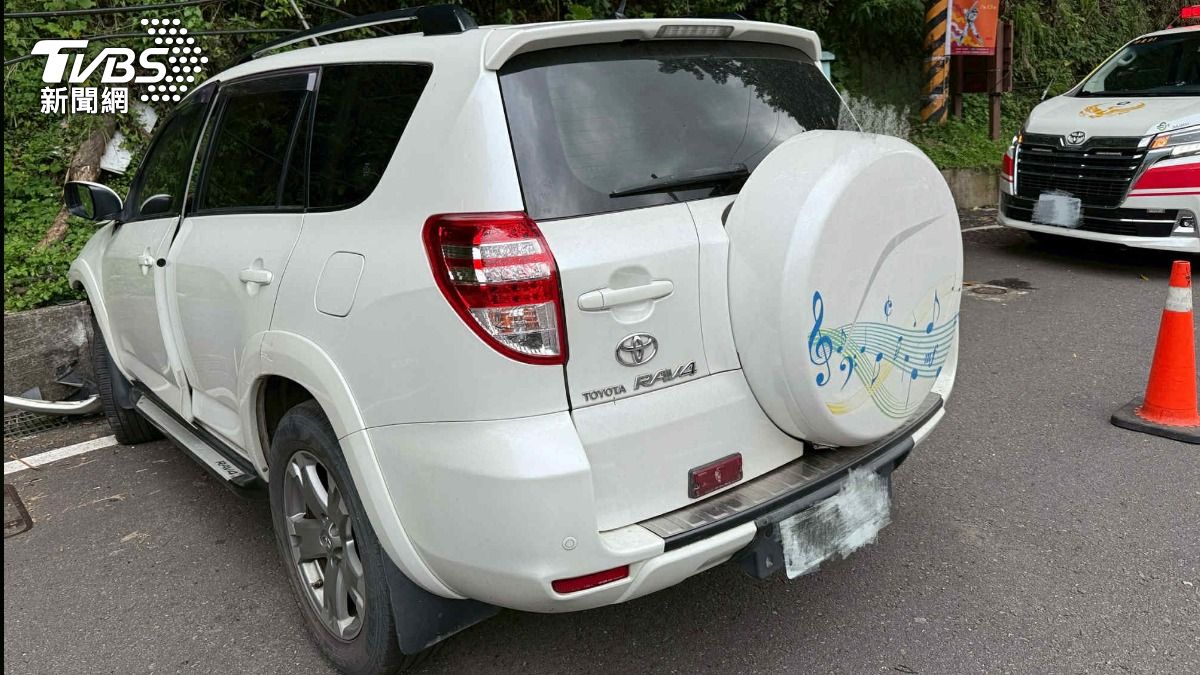 五峰山區驚魂瞬間!車頭全毀碎裂一地 5人幸運逃死劫