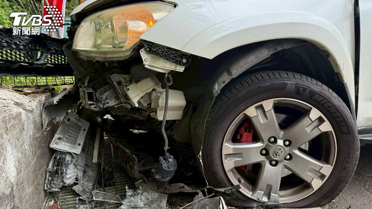 新竹五峰大橋發生車輛自撞護欄。(圖/新竹縣消防局提供)